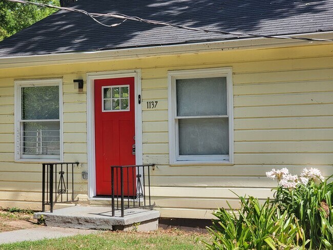 Foto del edificio - We Bringing Affordable Back - Intown Living - Voucher Approved!