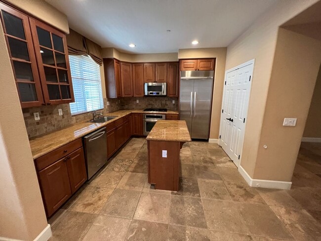 Building Photo - Meticulously Maintained 3 Bed 2.5 Bath Townhouse in Sunnyvale. Must see!