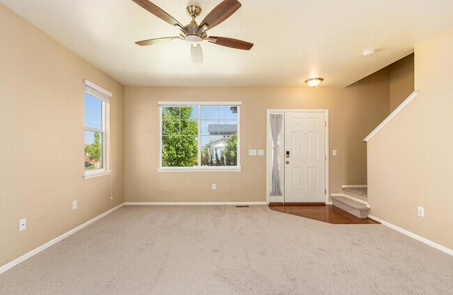 Foto del edificio - Beautiful 4 Bed 2.5 Bath with 2 Car Garage Home with Fenced Backyard in High Point at DIA!