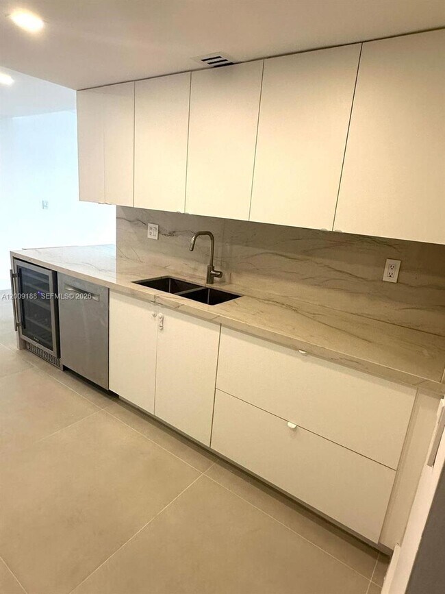 Building Photo - 10205 Collins Ave