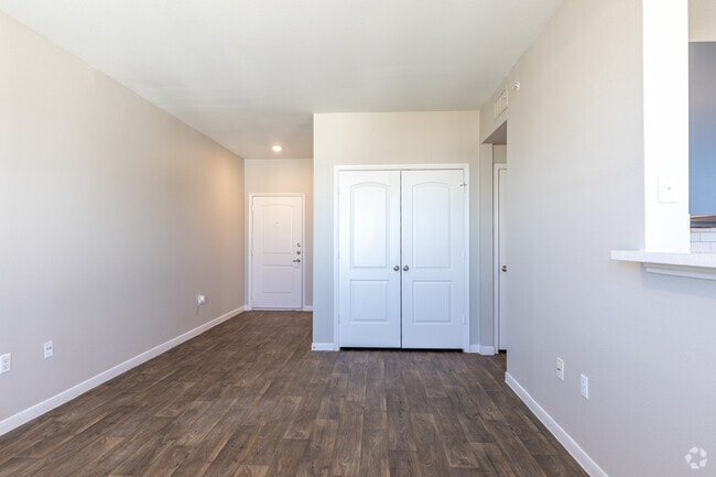 1 BR, 1 BA - 1017 SF - Living Room - Towne West