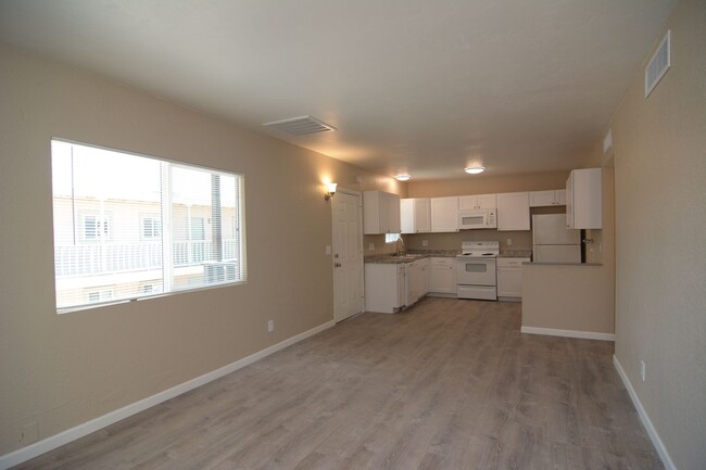 Building Photo - Recently Remodeled 2 Bedroom 1 Bath Fourpl...