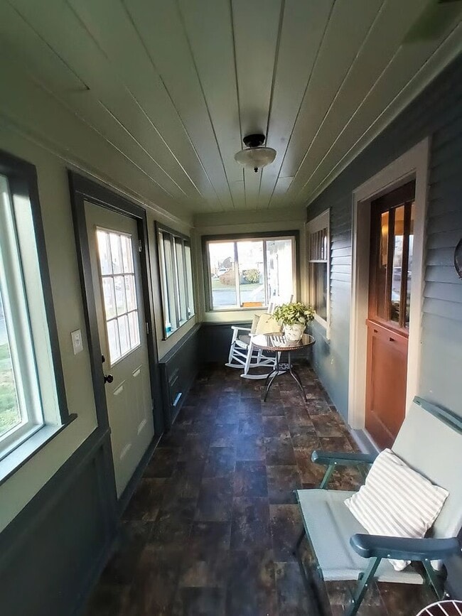 Foto del edificio - Fully furnished will all utilities included! 2 bed/1 bath, washer & dryer, central location! Shor...