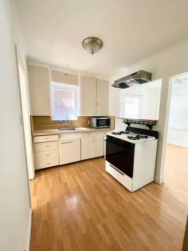 Building Photo - Tupper Street