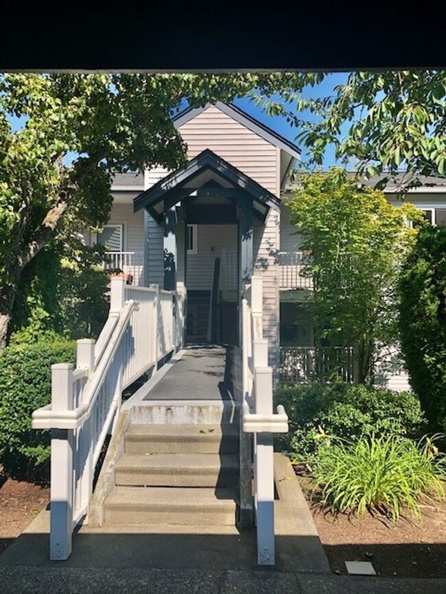 Building Photo - 12740 NE 10th Pl