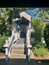 Building Photo - 12740 NE 10th Pl