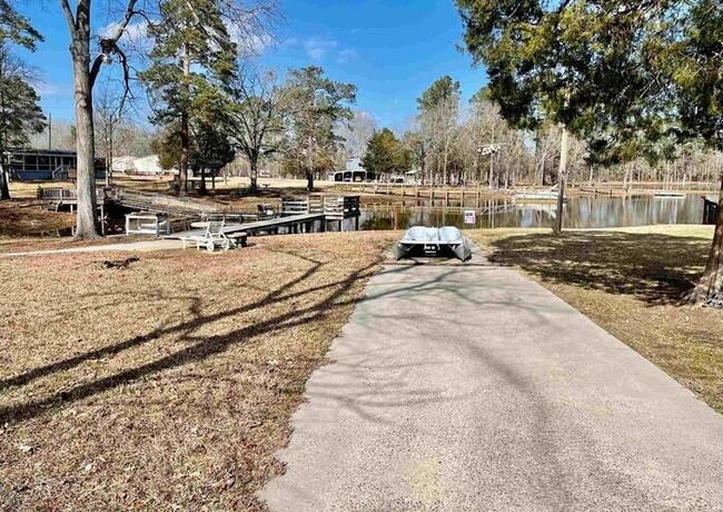 Building Photo - Furnished Lake House for the winter!