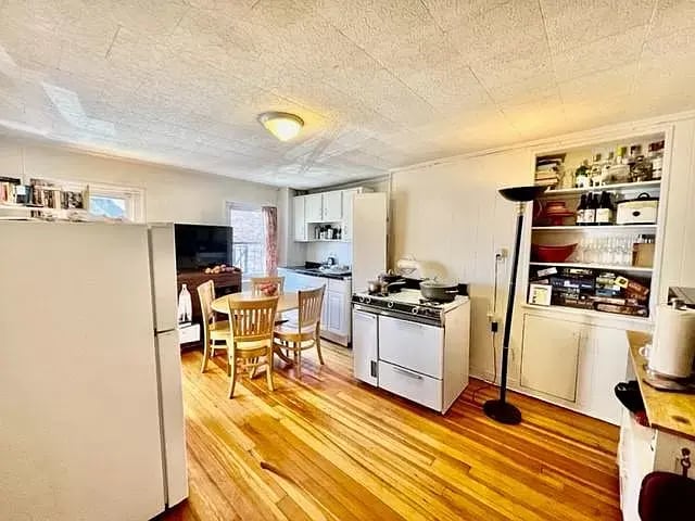 Building Photo - 93 Endicott St