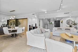 Building Photo - 520 Brickell Key Dr