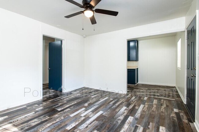 Foto del edificio - 848-850 S Crestway St