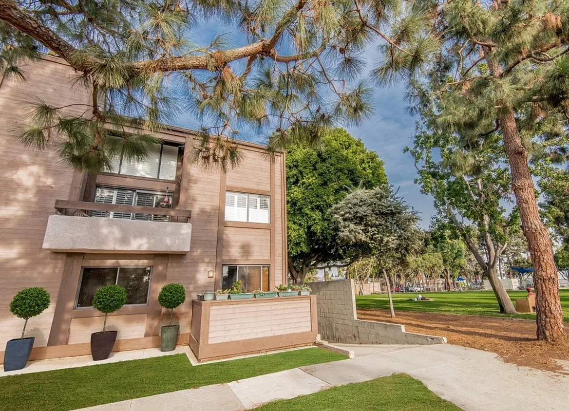 Primary Photo - Stunning Tri-Level Townhome in Culver City