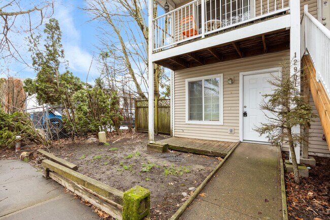 Foto del edificio - 1 Bed / 1 Bath Apartment – Updated Flooring – Convenient NE Portland Location
