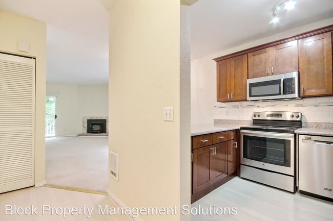 Building Photo - 2 br, 1.5 bath House - 14475 NE 40th St #E203