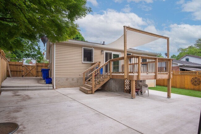 Foto del edificio - Totally update and impeccably maintained 4...
