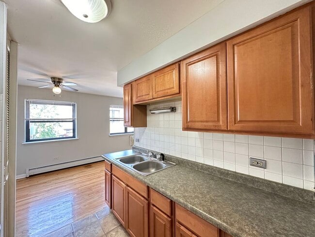 Building Photo - 503 W Briar Pl