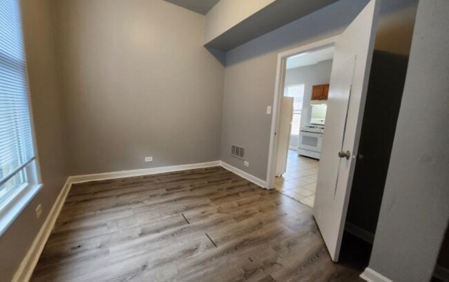 Building Photo - 722 E 93rd St