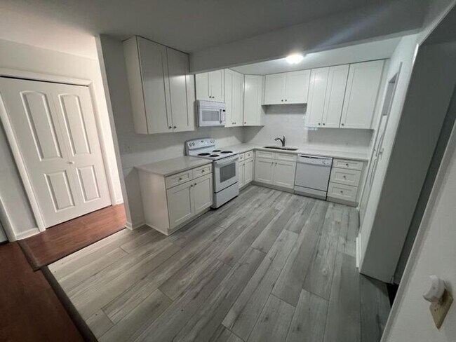 Building Photo - Scenic Heights - 3 Bedroom, 2 Bathroom