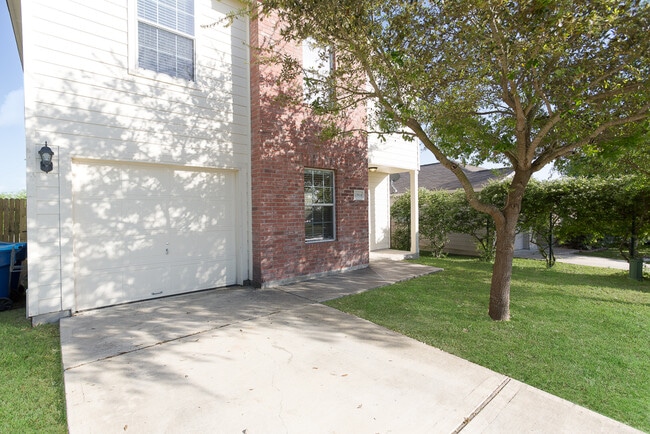 Building Photo - Newly Paint! New Carpeting!  3BR/2.5 Bath ...