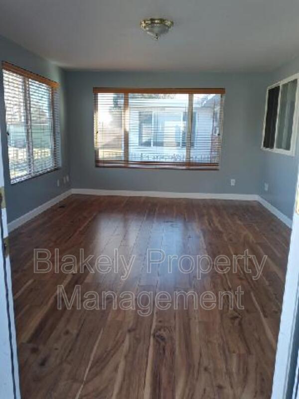 Building Photo - 556 Victoria Dr