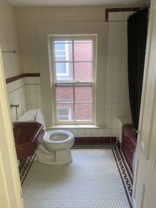 Foto del edificio - 345 W 9th St