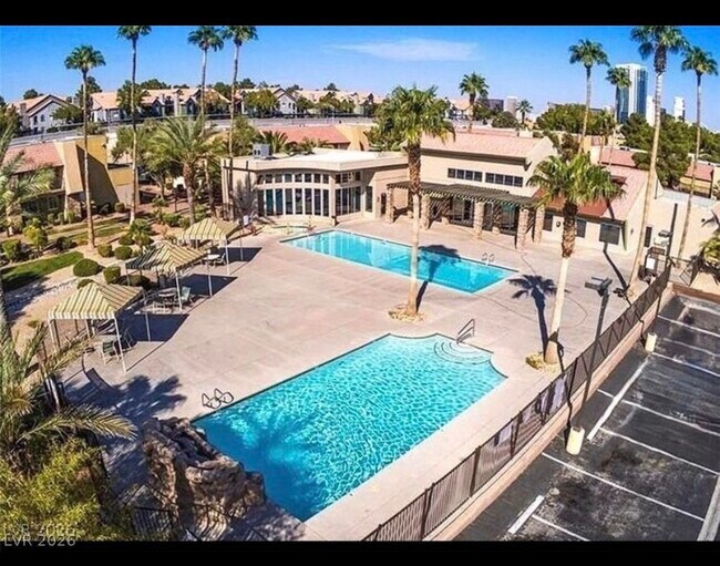 Foto del edificio - 5044 River Glen Dr