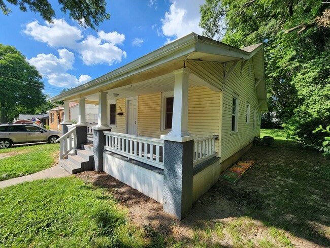 Building Photo - Spacious 3-Bedroom, 1-Bathroom Home AVAILA...