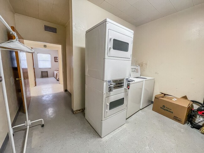 Foto del edificio - 13 Bedrooms 3 Bathrooms for rent in LOVING NM