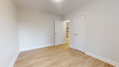 Building Photo - 316-320 Lonsdale Road