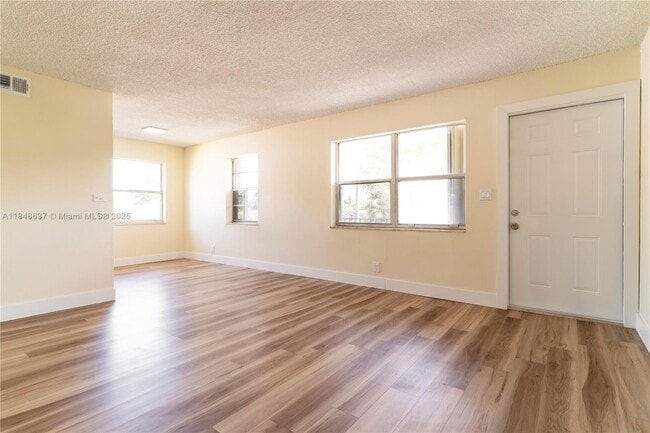 Foto del edificio - 7901 NW 44th Ct