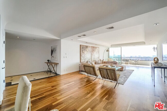 Foto del edificio - 1100 Alta Loma Rd