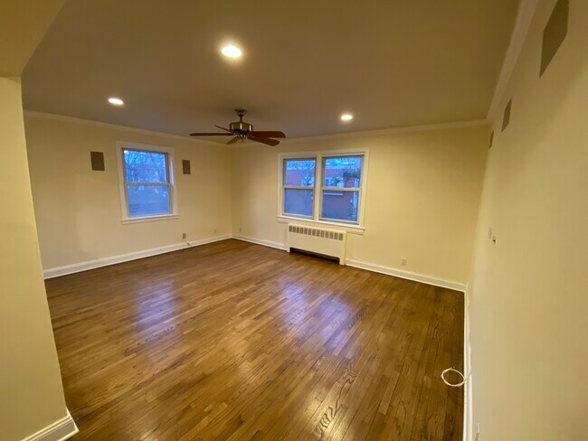 Living - 905 Palmer Ave