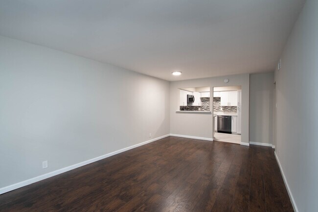 Open floor plan w/ open views into kitchen and living area - 5305 Fleetwood Oaks Ave
