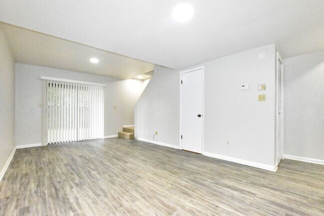 Building Photo - 915 SW 61st St