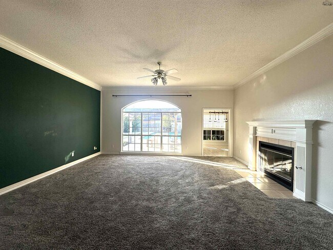 Foto del edificio - 3028 Whitehall Ln