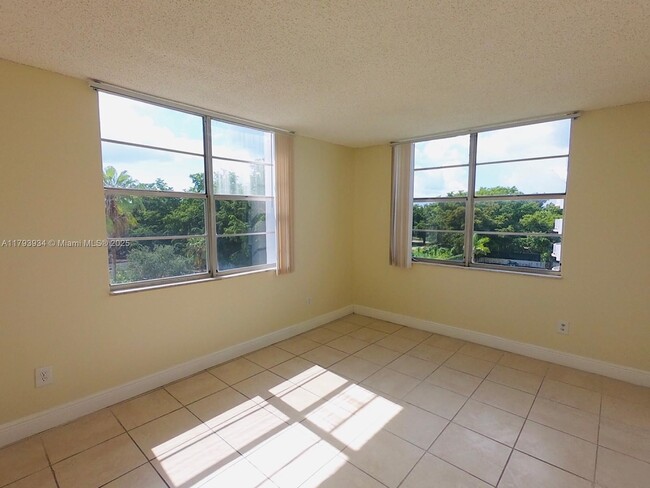 Foto del edificio - 488 NW 165th St