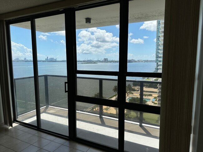 Foto del edificio - 600 NE 36th St