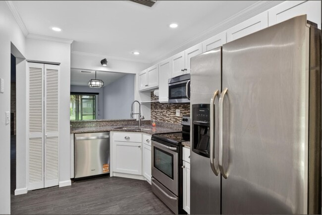 Building Photo - 7701 Baymeadows Cir W