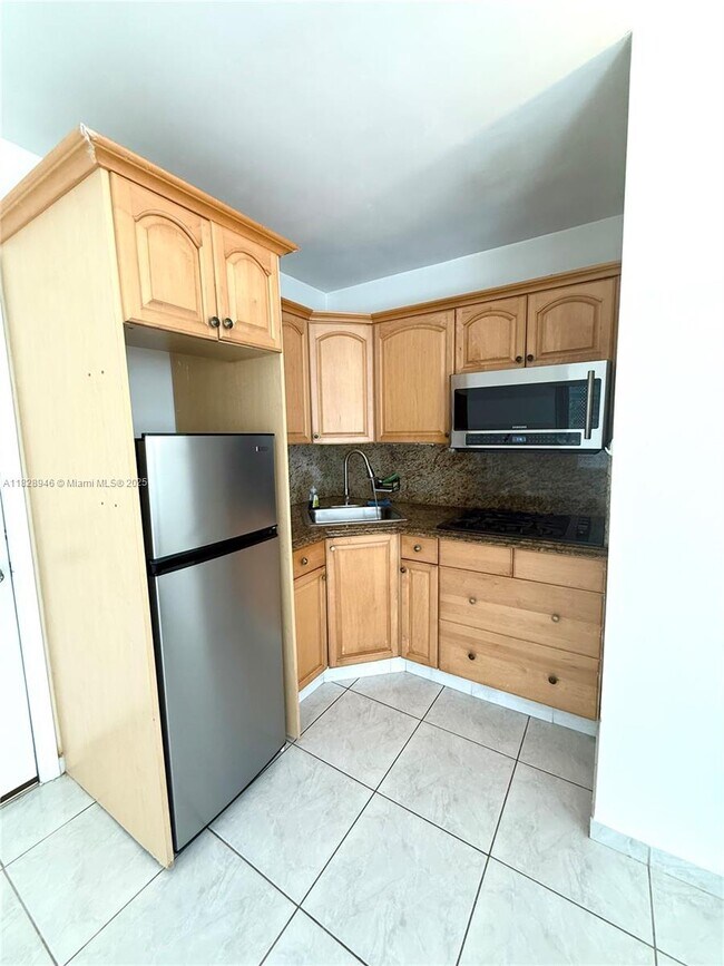 Foto del edificio - 8420 Byron Ave