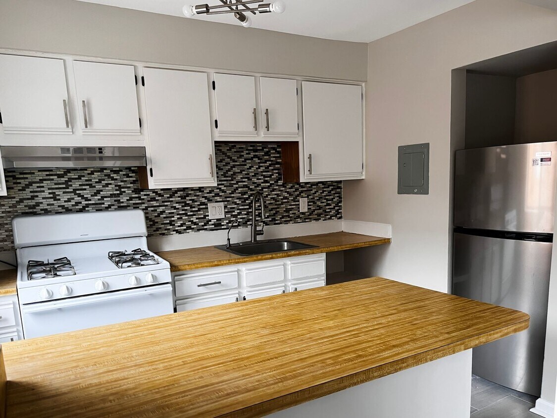 Primary Photo - Spacious Sunlit 2BR Apartment – Prime Location in Southwest DC!!