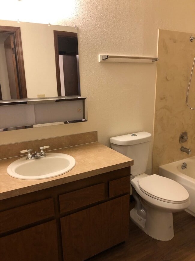 Building Photo - 2-Bedroom Condominium in McMinnville