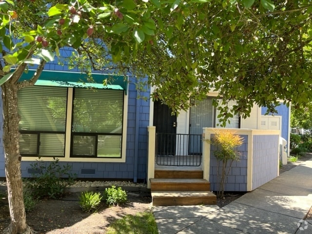 Building Photo - 901 Russell Ave