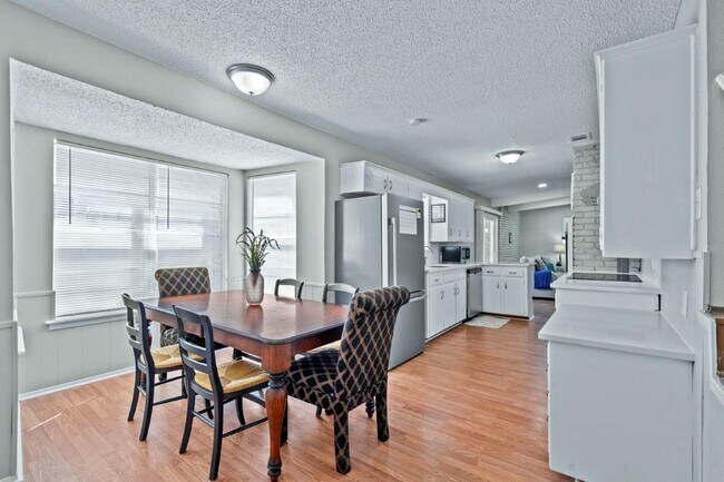 Foto del edificio - 6121 Whitman Ave