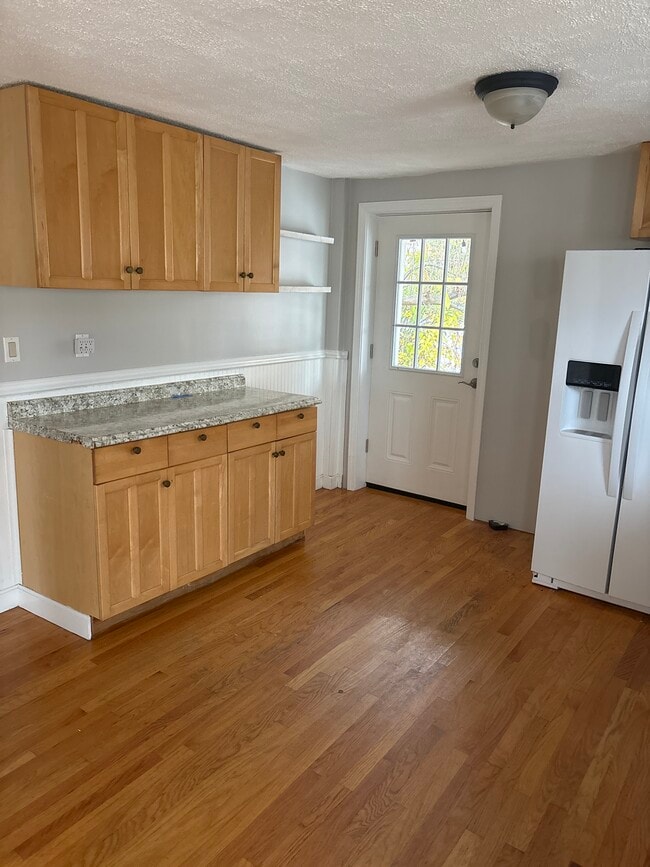 Building Photo - 27 Elm St