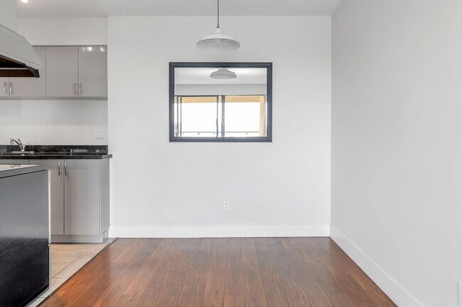 Building Photo - 1026 Queens Ave