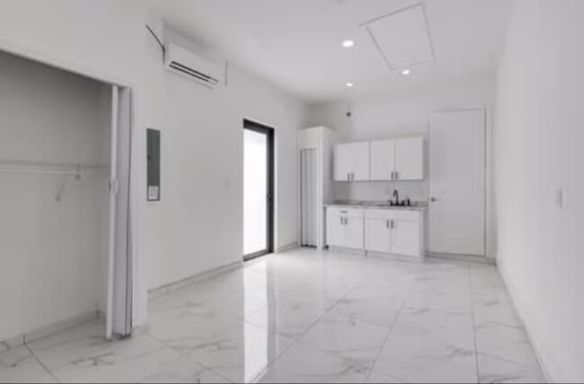 Building Photo - 653 Stanley Ave