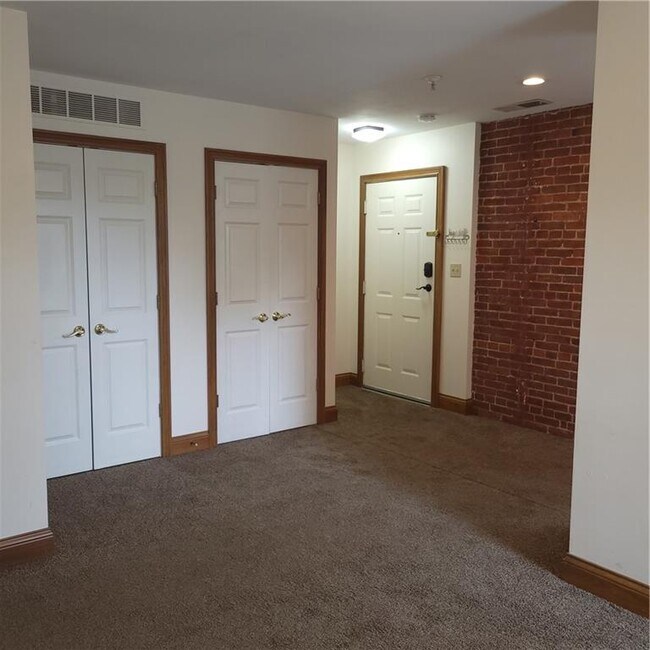 96 E Oak St Unit 96, Zionsville, IN 46077 Condo for Rent in