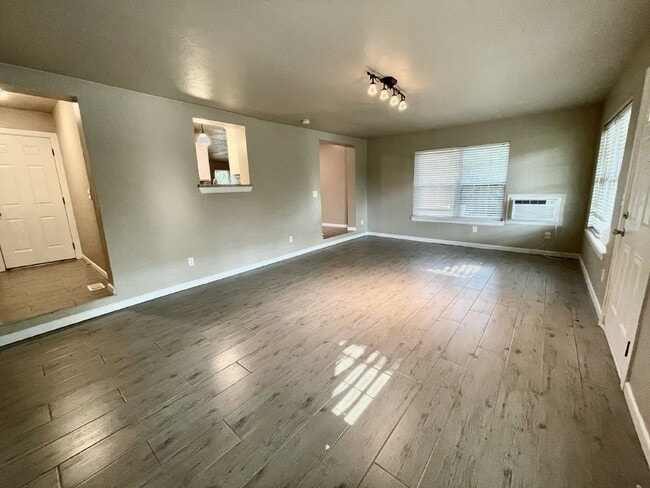 Building Photo - 3b, 2b Yukon Home