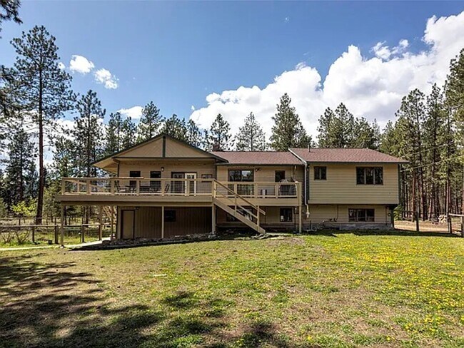 Foto del edificio - Beautiful spacious 3 bed, 3 bath home situated on 2.53 private acres in Stevensville.