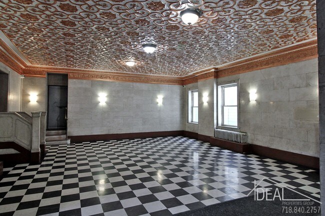Foto del edificio - Massive Pre-war 1 Bed in Prime Crown Heights