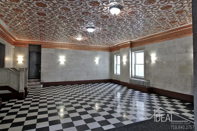 Building Photo - Massive Pre-war 1 Bed in Prime Crown Heights